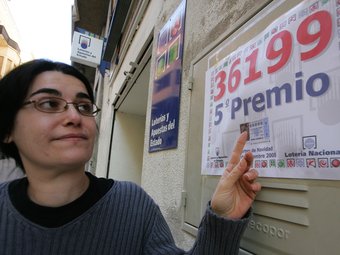 La propietària de la Cabreta Coixa de Móra d'Ebre ensenyant el número que va resultar premiat en el sorteig del 2008.