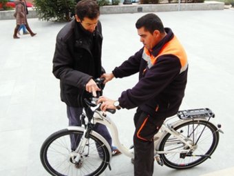 Un operari de la brigada amb la bicicleta elèctrica cedida a l'Ajuntament