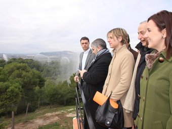 L'alcaldessa observa el funcionament del sistema contra incendis. CEDIDA