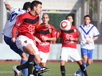 Cristino disputa una pilota en el partit d'ahir.  ELISABETH MAGRE