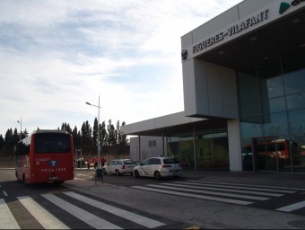 Un autobús a l'estació del TAV de Figueres-Vilafant, en una imatge d'arxiu. JOSEP PUIGBERT