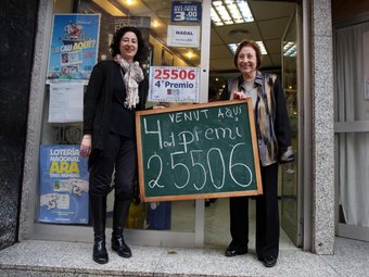 Rosa Viaplana i la seva mare, fundadora de l'administració de Loteria de Caldes de Montbui que va repartir ahir un dels quarts premis ORIOL DURAN