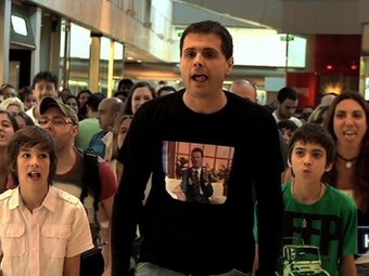 La flashmob de l'Homo APM?, en un centre comercial de Barcelona.  TV3