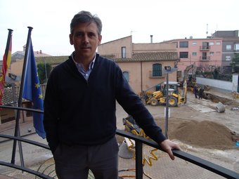 Carles Álvarez al balcó de l'ajuntament. Al darreres les obres de reforma dels carrers del nucli. J.P