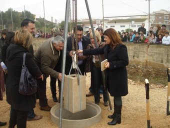 L'alcalde de Deltebre, Gervasi Aspa, va col·locar la primera pedra del casal de l'esport. EL PUNT