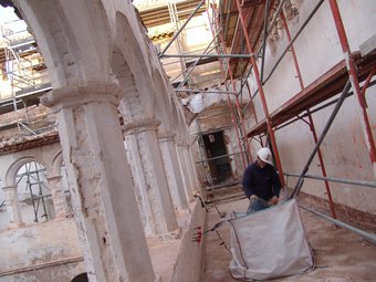 Linterior del claustre on s'hi fan obres de reconstrucció.  A. ESTALLO