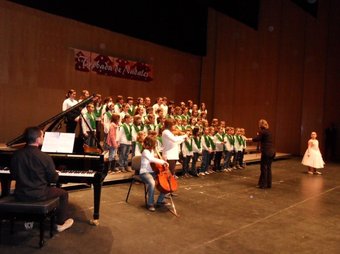 XIII Trobada de Nadales a l'Auditori de Torrent.Interpretació d'una nadala amb instruments de corda i percussió. CEDIDA