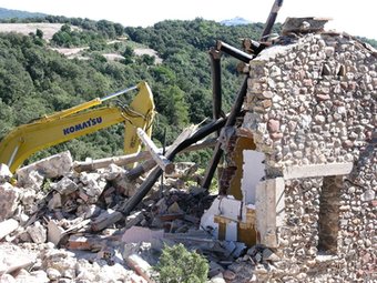 Una màquina enderroca una de les construccions ÀREA D'ESPAIS NATURALS DE LA DIPUTACIÓ