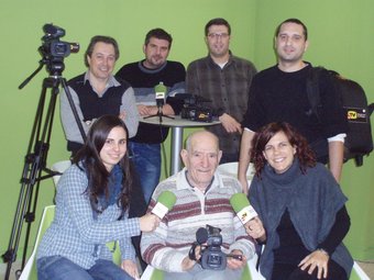 Alguns dels autors dels continguts de FesTv, amb el director de la cadena que emet per Internet. FES TV