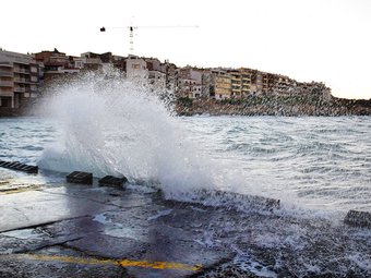 Fortes onades a l'Escala, com en moltes altres poblacions gironines, ahir. LLUÍS SERRAT