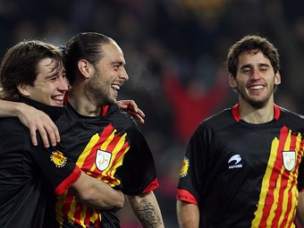 Bojan, Sergio García i Coro celebrant un dels gols. /  ORIOL DURAN