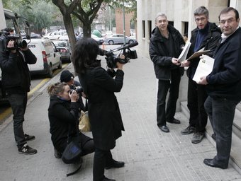 Membres de la Coordinadora Anticementiri, ahir davant la porta de l'Audiència de Tarragona. TJERK VAN DER MEULEN