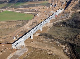 Construcció d'un viaducte al canal Segarra Garrigues, en un dels trams que es troben en fase d'execució i que estaran enllestits al 2013 TAFYR
