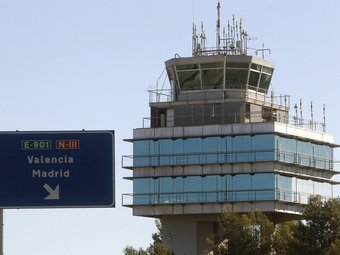 Torre de control de l'aeroport de València, de les primeres que es liberalitzarà. EFE