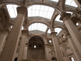 La coberta transparent preserva la conservació de l'església mantenint visibles les ferides de la guerra. T. VAN DER MEULEN