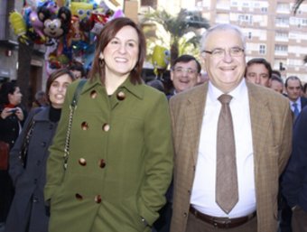 L'alcaldessa acompanya el conseller Cotino pels carrers del poble. ARXIU