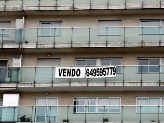 Un cartell anuncia la venda d'un habitatge en un immoble de València. ARXIU