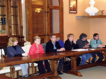 Alguns dels participants a la reunió de preparació d'un agermanament entre Conflent i Ripollès: d'esquerra a dreta: Corine de Mozas (tinent al batlle de Prada, encarregada de la catalanitat); Gilberte Pideil (Batllesa de Fullà); Jean Mauru (Batlle de Rià i Cirac); Arlette Bigorre (Batllesa de Fontpedrosa); Gerard Rabat (Batlle de Pi de Conflent), i Enric Balaguer (President del Casal d'Arrià). E. BALAGUER