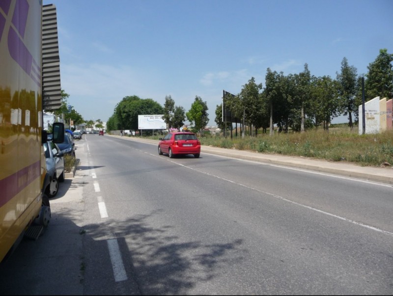 Carretera principal d'accés al polígon del Mas del Jutge. ESCORCOLL