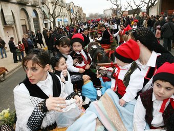 Unes sis sentes persones participen cada any en les desfilades de l'Encamisada.  O.MOLET