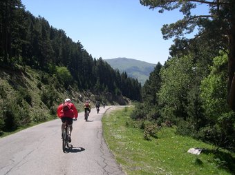 El primer tram de la ruta permet conèixer el naixement del riu i admirar el paisatge característic dels Pirineus.  CONSORCI ALBA TER