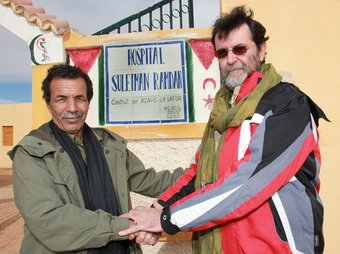 A la fotografia el Ministre de Salut Pública de la República Àrab Saharaui Democràtica, Mhamed Sidahamed, i el President d' ACAPS La Safor, Salvador Pallarés-Garí. CEDIDA