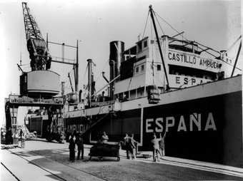 Els carrabiners controlen la descàrrega de mercaderies al port de Tarragona, l'any 1942 VALLVÉ / ARXIU DEL PORT DE TARRAGONA