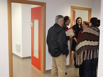 L'alcaldessa visita les obres del nou centre que posa a disposició d'Adisto. CEDIDA