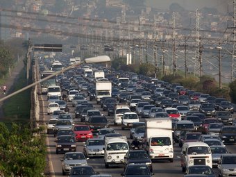 Imatge d'una avinguda d'accés al centre de São Paulo.  ARXIU