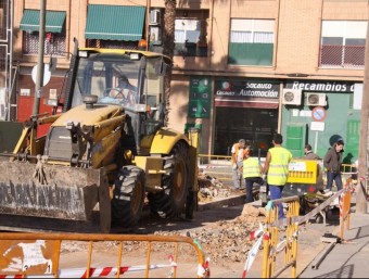 Obres de condicionament d'un col·lector a la ciutat de Torrent de l'Horta. EL PUNT-AVUI