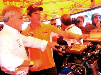 Marc Coma mostra la seva KTM al president de Xile, Sebastián Piñera. EFE
