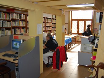 L'actual sala de lectura de Cubelles, que no disposa de biblioteca tot i superar els 5.000 habitants. EL PUNT