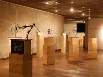 Les obres d'escultura de la mostra “Anadon Moviments” que es pot visitar al celler. EL PUNT