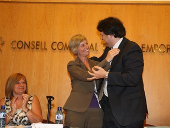 Pere Vila (CiU) va donar el relleu de la presidència del consell comarcal a Consol Cantenys (PSC), segons del pacte que van fer el 2007. LL.S