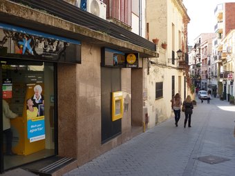 Una entitat financera al cèntric carrer de Munt de Sant Andreu de Llavaneres. LL.A