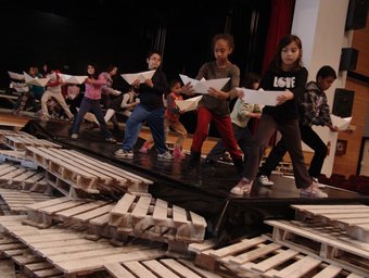 Un instant d'un assaig de la coreografia ‘Ariel' , interpretada per 300 escolars de Valls ANNA ESTALLÓ
