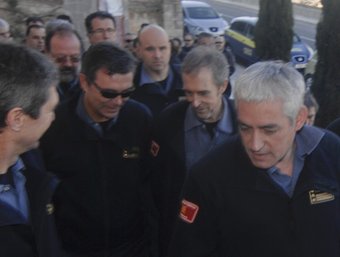 Carles Font, en la segona línia, en el moment d'entrar al jutjat escortat per una vintena de companys. TJERK VAN DER MEULEN