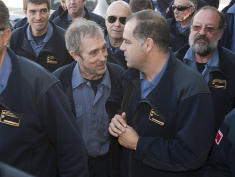 Carles Font , acompanyat per membres del cos de Bombers durant una compareixença al Jutjat de Gandesa. T. VAN DER MEULEN