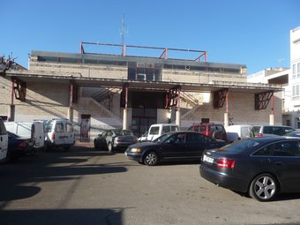 Façana principal del mercat d'Alcanar, on hi ha habilitada una zona d'aparcament. R.ROYO