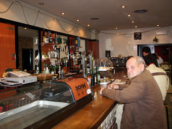 Ja no hi ha cendrers a la barra del Bar Restaurant La Mossadeta de Mollerussa, després que els seus propietaris hagin abandonat la protesta contra la llei antitabac. ACN