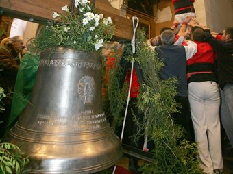 L'ofrena i benedicció de la campana nova, a l'església de Sant Joan, es va acompanyar ahir de l'enlairament de pilars de les dues colles vallenques M.M