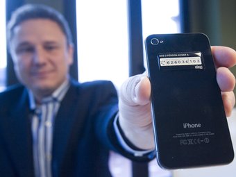 Xavier Muñoz mostra el seu Iphone, amb una etiqueta Xtag i el número on trucar si algú el troba.  ROBERT RAMOS