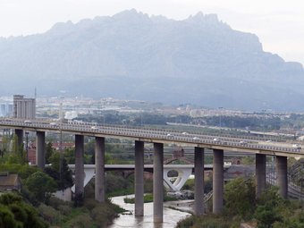 Imatge del riu Llobregat al seu pas per Martorell. En un segon pla es veu el pont del diable i, al fons, la muntanya de Montserrat ANDREU PUIG