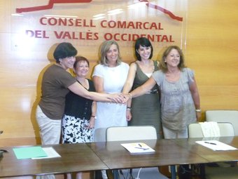 La signatura del conveni entre les representants de Rubí, Sant Quirze, Cerdanyola i Barberà, al Consell Comarcal M.C.B