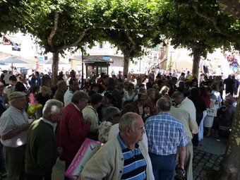 Els veïns de Ribes, a la foto un grup a la plaça del Mercat, no sumen prou encara per mantenir el nombre de regidors. J.C