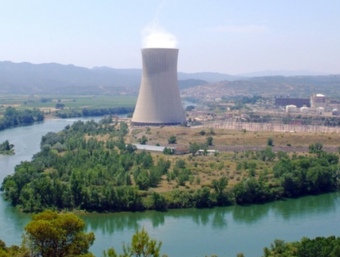 Vista panoràmica de la central nuclear d'Ascó, amb el meandre d'Andisc en primer terme ACN
