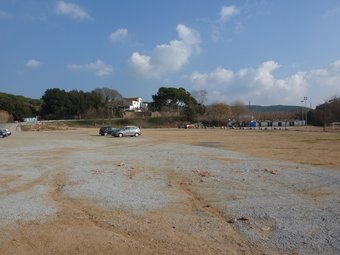 El nou edifici de l'institut de Dosrius s'ubicarà en aquests terrenys, entre l'escola Encarnació Fonoll i la piscina. LL.A