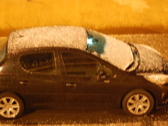 Un cotxe arrebossat de calamarsa en un carrer de Malgrat de Mar ahir al vespre. M. FERRI