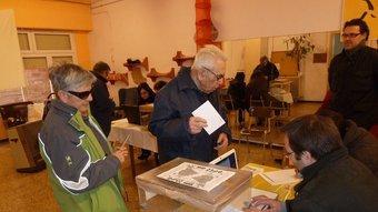 Terrassencs votant avui a l'esplai de Ca n'Aurell. JORDI ALEMANY