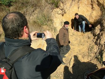 Uns visitants fent-se fotos a l'entrada d'un dels refugis descoberts a Subirats DANIEL GARCIA